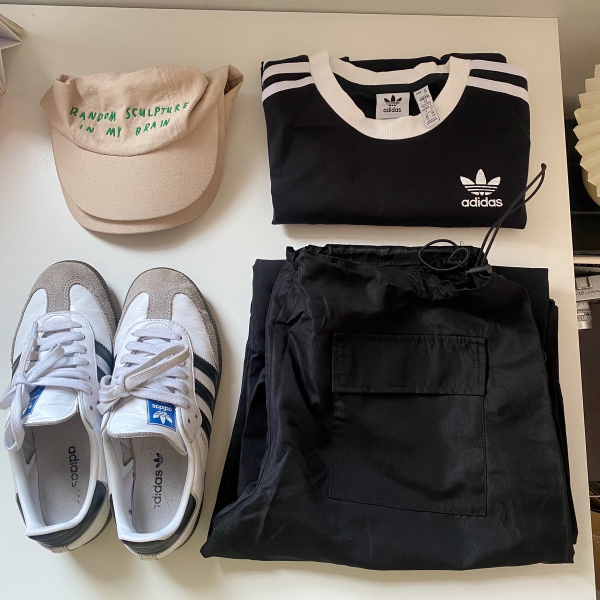 calledallyellow's tweet photo. เสื้อยืด adidas แมทซ์กับอะไรก็เท่ม้าก t-t 🎲🎮 ช่วงนี้เค้ากลับมาฮิตๆ อีกแล้ว เห็นคนเกาหลีใส่กันบ่อยมากกก แมทซ์กับกระโปรงก็น่าร้าก เราใส่กับกางเกงคาร์โก้คือจบบ 🤟🏻 https://t.co/6GeRaKrLBd