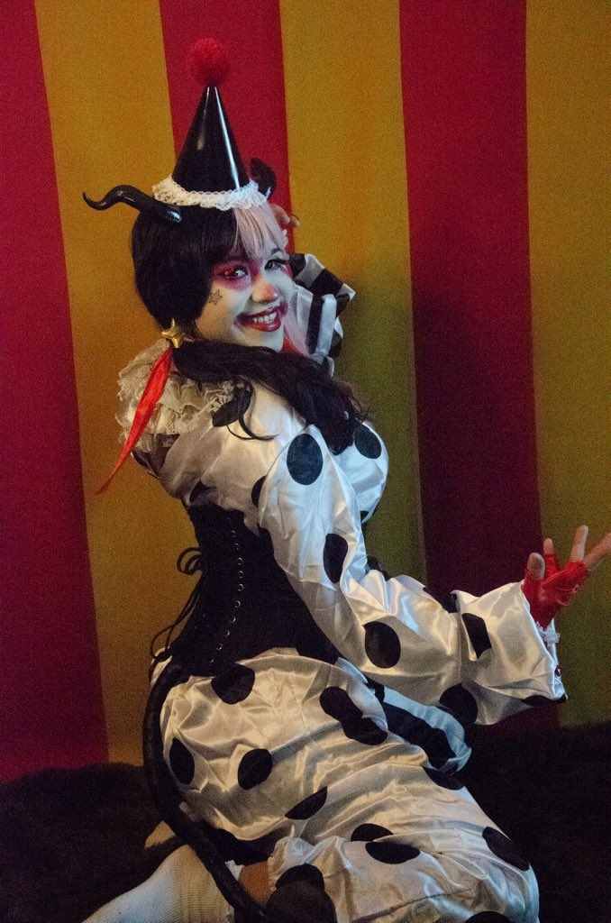 Dobutsu_Lounge's tweet photo. ����🤡🤡 Less than two weeks away! Will you be attending the circus? 🎪 Saboten is just around the corner! Join us in the Deer Valley room for lots of laughs! Saturday! 9/2 at 8pm! 🌵🌵🌵

Babe: Eevee
📸: Rosy Rhino Photography

#circuscosplay #clowncosplay #dobutsulounge https://t.co/YFIeNDRmjt