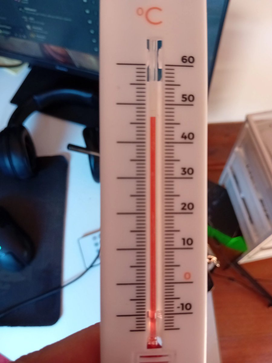 Arthe_Fact's tweet photo. J'ai toujours fais parti de la team été, mais jusque-là je vivais a la campagne... 
Premier été sous les toits en bois mal isolés de Lyon, j'ai mal. https://t.co/8GAgtisJd4