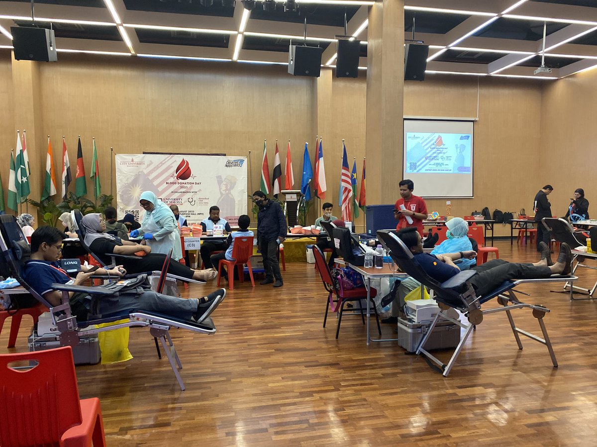 hhannahhema's tweet photo. Never feel weak, you have the ability to save a life. 

Just donate blood. A donation of blood means a few minutes to you, but a lifetime for somebody else. 

#CityUBloodDonationDay
#BLMC2153 https://t.co/fCb91IM4gK