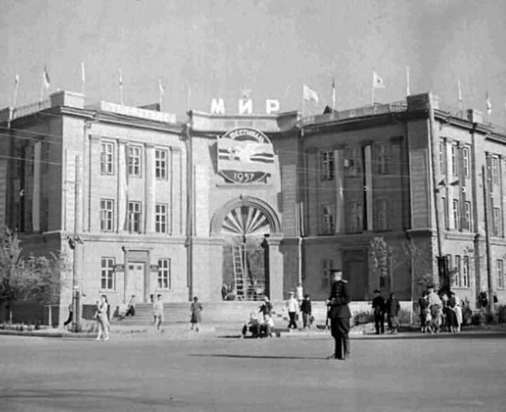 Перечечение улиц Тоголок Молдо и Фрунзе. Город Фрунзе,  1957 год.