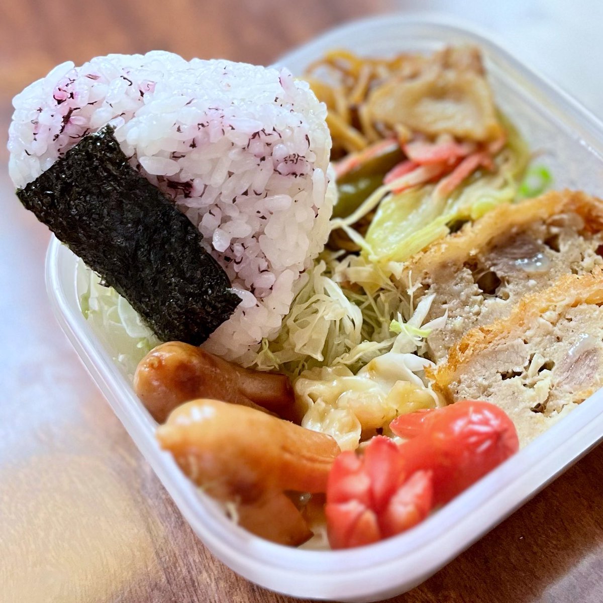 kiyyopy's tweet image. おにぎり弁当🍱ゆかりちゃんがおいしいです🍙