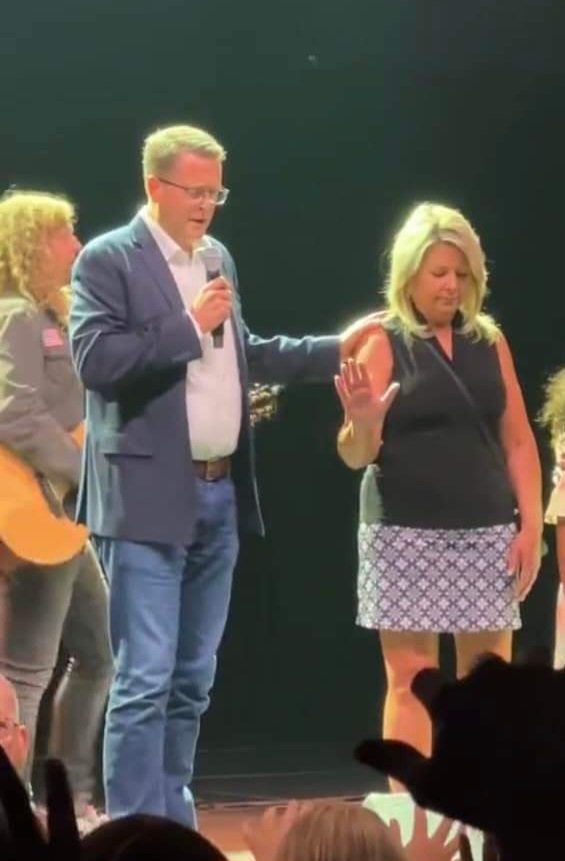 Mayor Woodward says, “I did not seek, nor do I accept any support from Matt Shea.." yet stood there with his hand on her for over 1 minute &amp; 30 seconds. This picture says everything a citizen of Spokane needs to know about her fortitude to stand up for what's right.