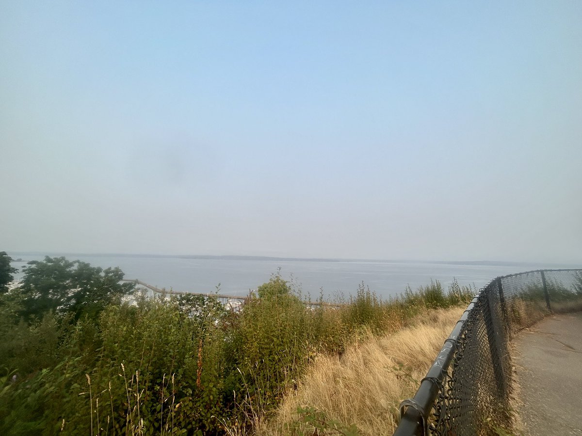 KaleighCarrolll's tweet photo. I don’t think Sunset Hill got the smoke-free-zone memo. https://t.co/wPAHkiWB0p