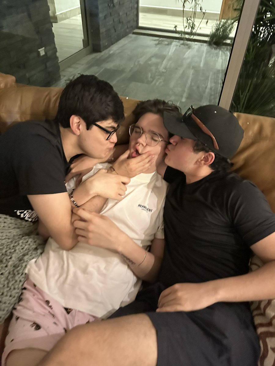 txekoos's tweet photo. la verdadera definición de reforzar la amistad: https://t.co/5q3cnzy9Ot