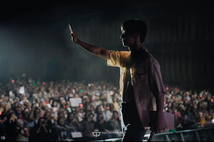 pHhub7a's tweet image. 지금 생각났는데 주관사가 미냥이랑 인도네시아 황도한테 완전 빠져버림
인도네시아 황도팀이랑 다시 꼭 일하고 싶다고 하고 미냥이한테도 사랑한다고 말하고🧡
주관사 공계보면 한 사람한테 이렇게 많은 게시물을 쓴적이 없음 
결론은 황민현과 인도네시아 황도 최고였다는거임 👍
#HWANGMINHYUN