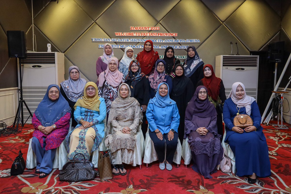 AnnuarMusa's tweet photo. Dinner with Governor of Pattani, H. E. Pateemoh Sakdiyamu.

Saya dan rombongan berbesar hati dpt bersama dan diraikan oleh governor Wilayah PATANI. Turut hadir ialah YBhg Datuk Seri Dr Suthipan Sririkanon, penasihat kpd Menteri Pengangkutan Thailand, &amp; Pegawai Daerah serta isteri https://t.co/4JDaAj4DaW