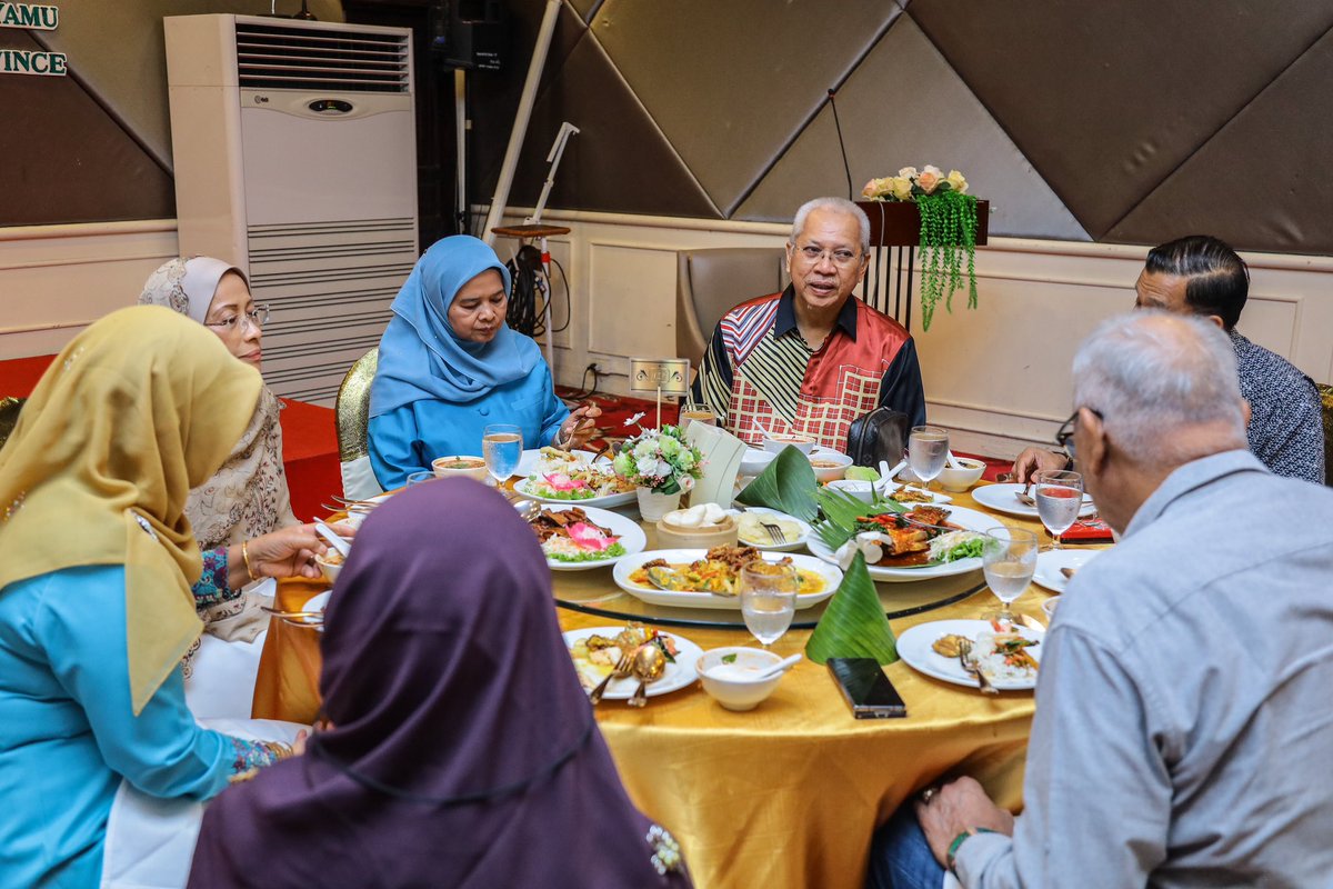 AnnuarMusa's tweet photo. Dinner with Governor of Pattani, H. E. Pateemoh Sakdiyamu.

Saya dan rombongan berbesar hati dpt bersama dan diraikan oleh governor Wilayah PATANI. Turut hadir ialah YBhg Datuk Seri Dr Suthipan Sririkanon, penasihat kpd Menteri Pengangkutan Thailand, &amp; Pegawai Daerah serta isteri https://t.co/4JDaAj4DaW