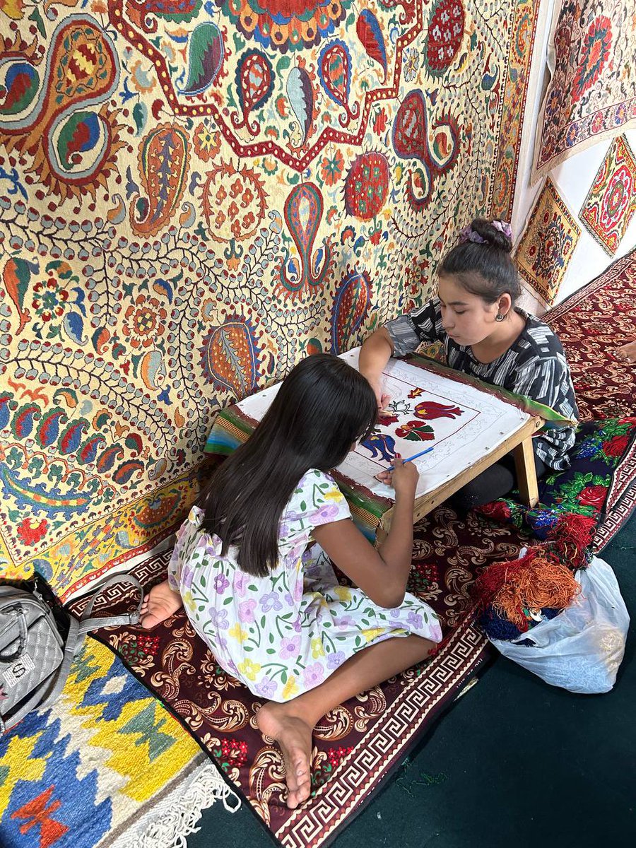 ConsueloVidal6's tweet photo. Thank you UNESCO for organizing a great visit with our 🇺🇳DCO Regional Director @gwi_son to the Crafts Development Center in #Margilan. It is a wonderful example of the collaborative efforts with🇺🇿 @GOVuz for cultural heritage and preservation.
@NoshadiSara
@un_uzbekistan https://t.co/pv3yPtQ1xq