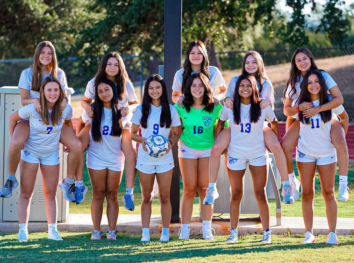 BHS_LadyDogsSoc's tweet photo. These varsity returners are ready for the 2024 season! #CoolSoccerKids https://t.co/Gcv2Uke14d