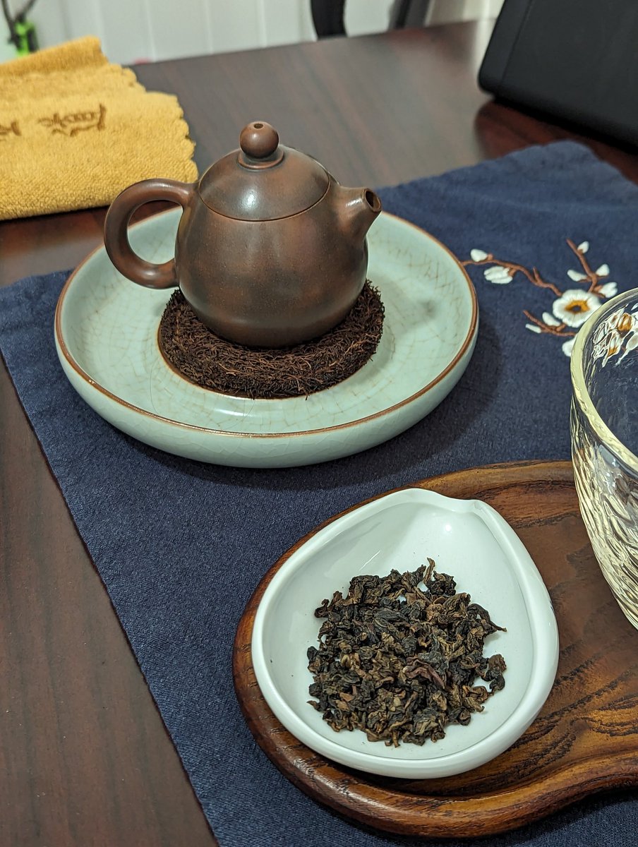 GAPlauche's tweet photo. 5.5g of dark roast #tieguanyin #oolong #tea in a 110ml Dragon Egg Nixing clay #teapot.
#gongfucha #oolongtea #clayware #teaware #clayteapot #wholeleaftea https://t.co/9K9NgLECAO