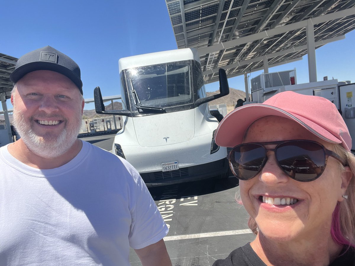 jgfromnc's tweet photo. @cgfromnc @DrAppletonVCS @teslaownersSV @TesLatino @BeardedTesla And if you’re lucky, you might see a Tesla Semi 💕 https://t.co/sGVHADGOOb
