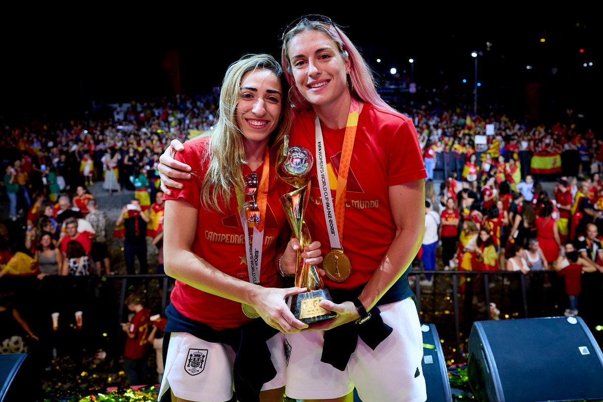 SEFutbolFem's tweet photo. 📸 Sabemos que es tarde... pero es que hemos hecho muchas fotos y es un día histórico.

#JugarLucharYGanar | #CampeonasDelMundo https://t.co/j0NxCNWE1e