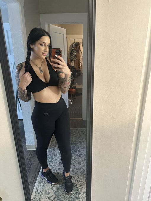 I felt very exposed in the gym today 😂it did hold the girls in very well! https://t.co/OqX1cg1AIv