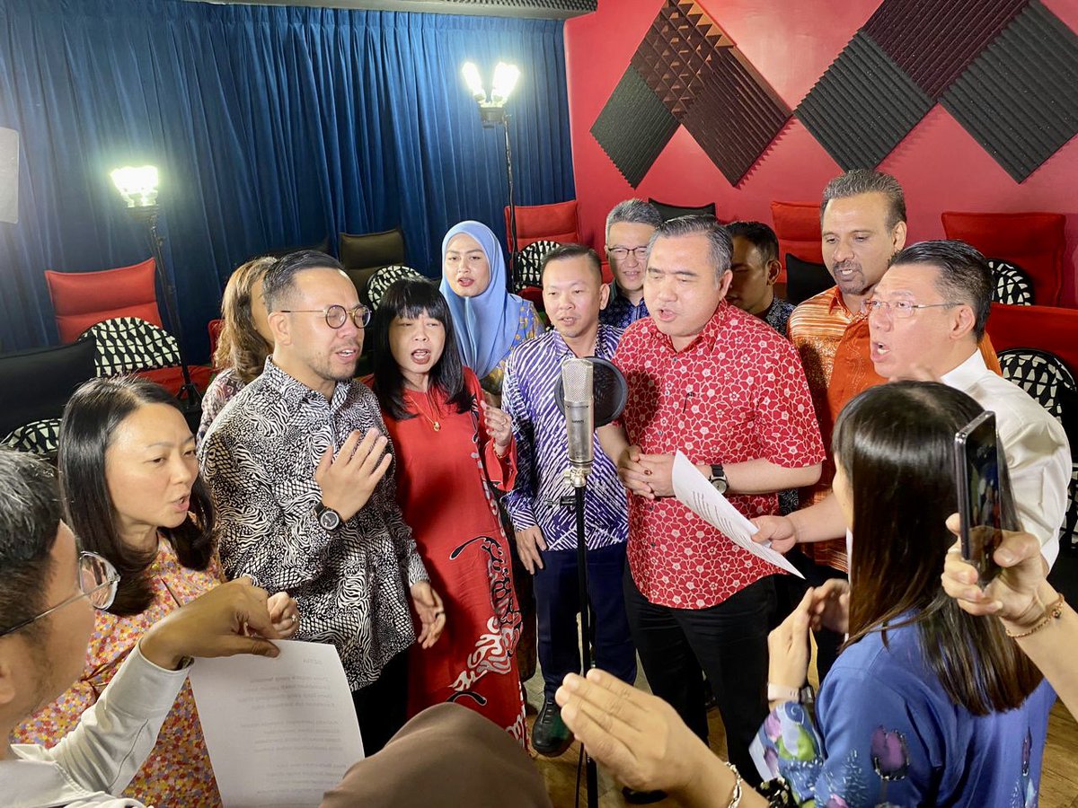 NgaKorMing's tweet photo. ADMIN : “Apakah yang sedang dilakukan oleh barisan pimpinan DAP kita? Slogan baru? Deklamasi sajak? Lagu baru?” Kita tunggu dan lihat..huh, huh.. 🇲🇾😊 #KitaPerpaduan #MalaysiaMADANI #BulanMerdeka https://t.co/xW8yUE8NFI