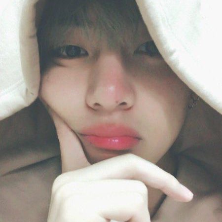koodidy's tweet photo. ★ #kooktaeau | what was i made for?
🍓 boypussy .ᐟ transgénero 

- donde tete lleva 3 años de relación con su novio y nunca han mantenido relaciones sexuales, tal vez porque se siente inseguro de cómo reaccionará jk a su pequeño secreto.

#aukooktae #kookvau https://t.co/tEIugCoVXI