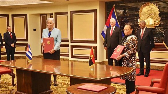 En presencia de los presidentes de #Cuba, Miguel Díaz-Canel; y de #Angola, João Lourenço, representantes de ambos países firmaron este 21 de agosto memorandos de entendimiento en materia de turismo, regulación de medicamentos e inversiones.