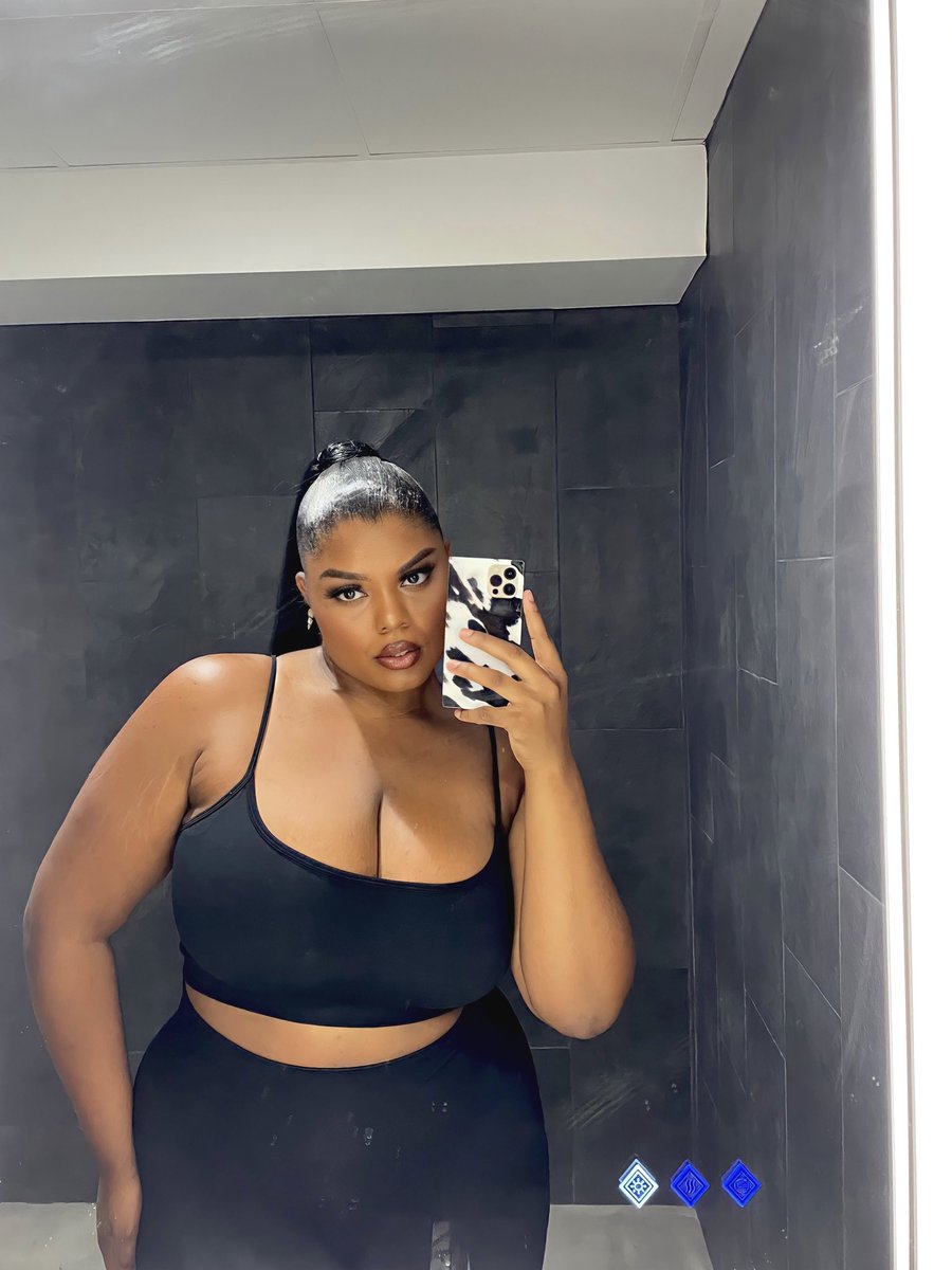 kweenklarke's tweet photo. mirror selfies on set. https://t.co/71r6fE3MG9