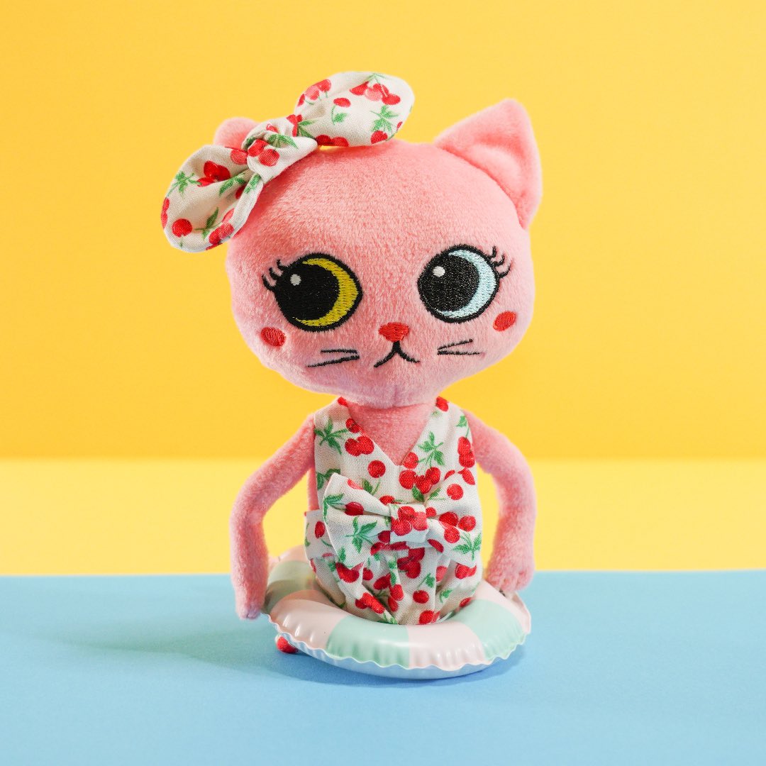 グッモーニン🐱💓

天気が良いからプールで遊ぶモモちゃんです🍑

ninonyanの会社は展示会のあるこの時期バタバタなのですが、お披露目出来るのを楽しみに今日もしっかり頑張るニャ📣('ᴗ' )و💕

今日が皆にとって良い1日になりますように❕

#ぬいぐるみの時間 
#猫のぬいぐるみ
#ぬい撮り