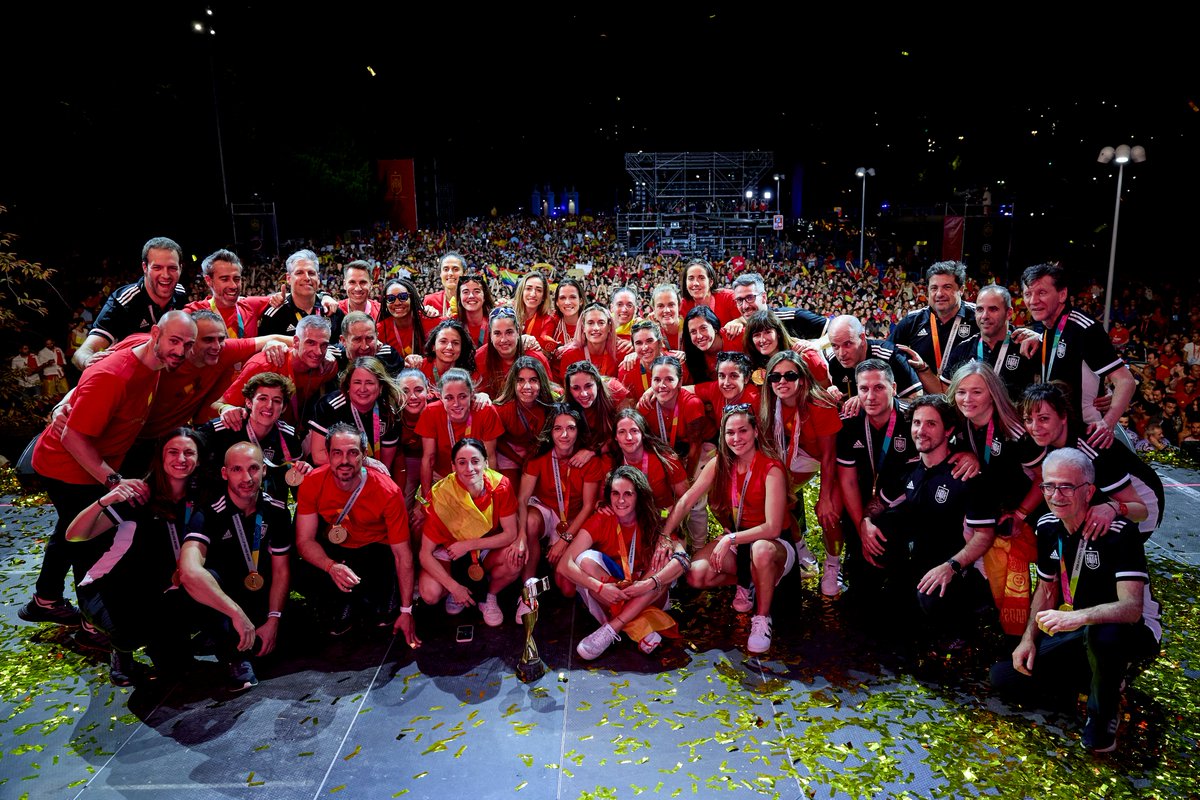 SEFutbolFem's tweet photo. 😴 No queremos que termine este sueño, pero toca descansar.

⭐️ Antes de dormir, os dejamos un regalo por si no habéis podido seguir la fiesta de nuestras #CampeonasDelMundo.

📺 Aquí la tenéis COMPLETA (más de 4 horas de alegría): https://t.co/tQWR44Cacx

#JugarLucharYGanar https://t.co/yxnxAEVR17