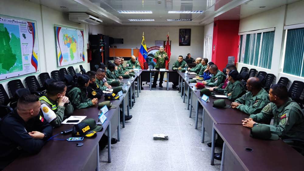 La tarea esencial de los Comandantes es la aplicación del arte y la ciencia de la guerra, además del comando y control de las fuerzas puestas bajo su mando. El Sistema de Comando y Control le permite aplicar su autoridad para el cumplimiento de la misión y velar por la salud y