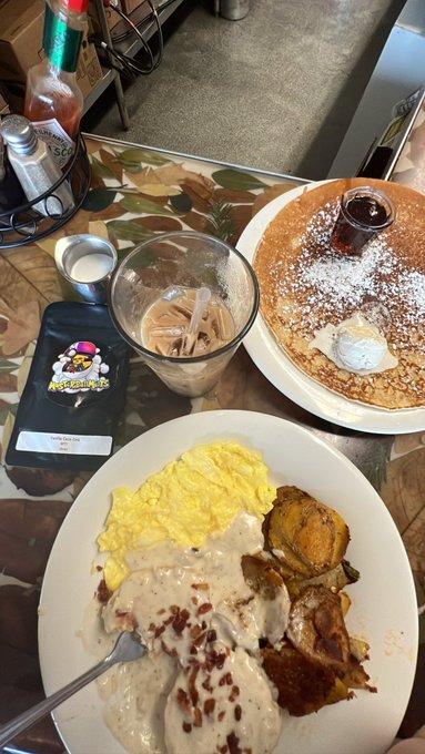 Coked up I mean cubed up at brunch https://t.co/XWPUJn0p1H
