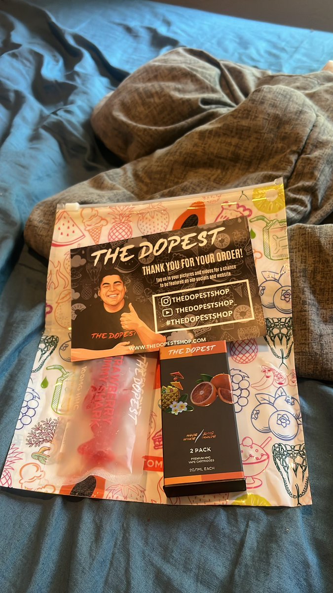 RogieJaxson's tweet photo. all i did was order a single shark and @dope_as_yola_ sent me over a whole ass 2 grams of carts for free, this mf really is the man, if he did this to multiple orders i don’t even wanna think about the loss this man is taking for his fans https://t.co/9MdpCwBwZu