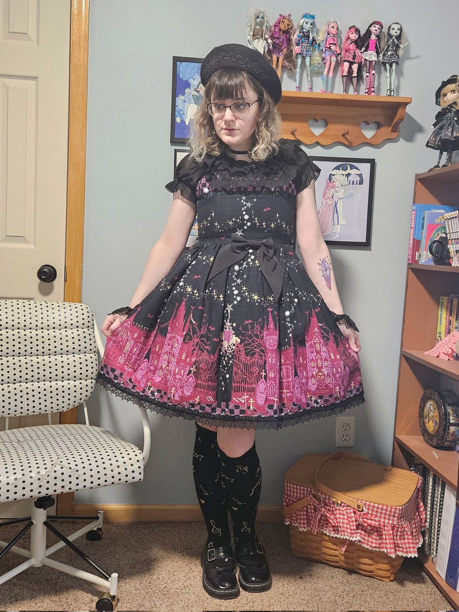 Floof_Void's tweet photo. I wore lolita today for work. #eglfashion #lolitafashion https://t.co/7q6u5w4ETj