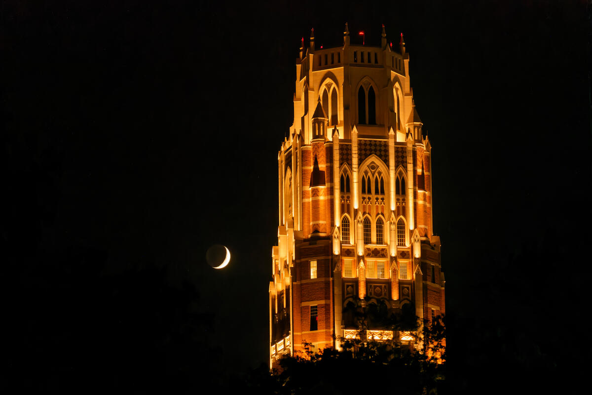VanderbiltU's tweet photo. Here's to bright new beginnings. 🌒 #DareToGrow https://t.co/NHLecXXrJt