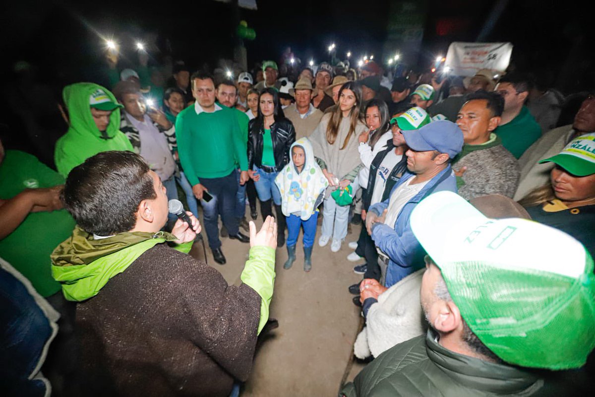 CarlosAmayaR's tweet photo. Lo más bonito de recorrer Boyacá es poder visitar sus verdes campos, alma de nuestra tierra. 

En la vereda Uvero, en Úmbita, escuchamos la voz de los campesinos y campesinas; dialogamos con ellos, como siempre lo hemos hecho.  

De su mano seguiremos escribiendo la página más brillante de este departamento grande y con más futuro que nunca. 

#BoyacáGrande ✊