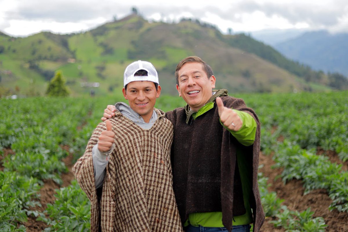 CarlosAmayaR's tweet photo. Lo más bonito de recorrer Boyacá es poder visitar sus verdes campos, alma de nuestra tierra. 

En la vereda Uvero, en Úmbita, escuchamos la voz de los campesinos y campesinas; dialogamos con ellos, como siempre lo hemos hecho.  

De su mano seguiremos escribiendo la página más brillante de este departamento grande y con más futuro que nunca. 

#BoyacáGrande ✊