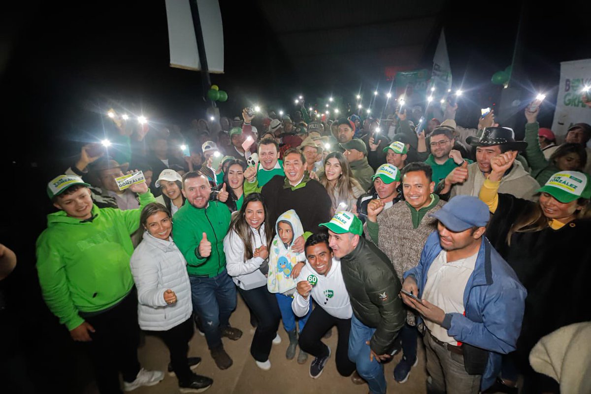 CarlosAmayaR's tweet photo. Lo más bonito de recorrer Boyacá es poder visitar sus verdes campos, alma de nuestra tierra. 

En la vereda Uvero, en Úmbita, escuchamos la voz de los campesinos y campesinas; dialogamos con ellos, como siempre lo hemos hecho.  

De su mano seguiremos escribiendo la página más brillante de este departamento grande y con más futuro que nunca. 

#BoyacáGrande ✊