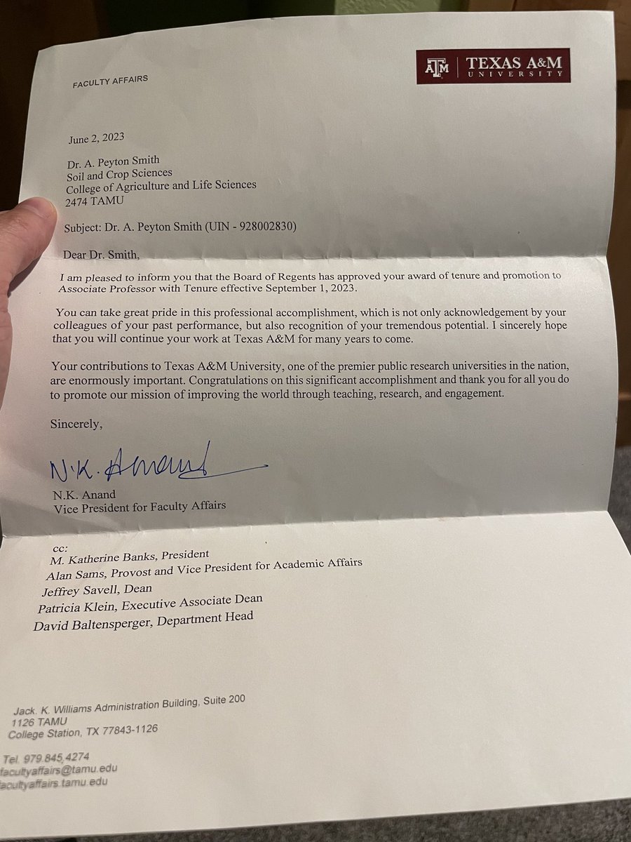 apeyton_smith's tweet photo. Big news this semester! 📣 I’ll be tenured in Sept & expecting kid#2 in Oct! #FemsInSTEM #MomsInAcademia #TenureTrack #IdidIt #AcademicTwitter #SoilScience #SoilsRule @WomenInSoilEco @WomenAgScience @AgriLife @tamusoilcrop https://t.co/YwWSyMt19d