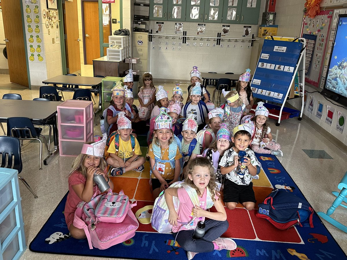 MrsLaneSMEK's tweet photo. Happy #firstdayofschool! Today I welcomed 20 new polar bear cubs to Kindergarten. I even had a special cheering squad from my own little polar bear at home. We are looking forward to a great year at SME! 🐻‍❄️💜🤍

#InspireNYCSD
#BecomeBelongBeNorthern
@SMEPolarBears https://t.co/d19YMHpZf0