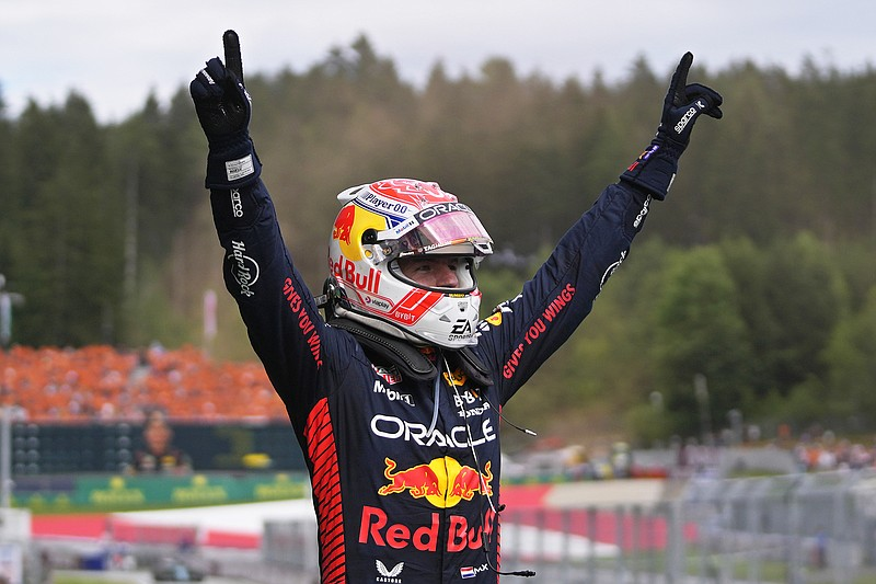 Formula0_versee's tweet photo. @mv1_formula0  VENCE O GP DA AUSTRIA DE 2023!!!!! O HOLANDÊS ACABA COM A ZIKA DA @RBR_F0 EM CASA E SOBE NO LUGAR MAIS ALTO DO PÓDIO APÓS ERRO CRASSO DE @gaslydof0 (@Mercedes_F0). SEGUIDO POR ELES, @Rob_Shwartzman (@F1vBurrinho) PEGA SEU SEGUNDO PÓDIO CONSECUTIVO!!!!!

INCRÍVEL PERFOMANCE DE RECUPERAÇÃO DA DUPLA DA @Mercedes_F0, COM @gaslydof0 VINDO DE P20 PRA P2 E @georgerussellf0 DE P19 PARA P5!!!!!

@LewisHamilton0F TAMBÉM SALVA UM P6 APÓS PUNIÇÃO JOGA-LO PRA FINAL DO GRID!!!! @LandoNorris_F0 TAVA COM A VITÓRIA NA MÃO, E NINGUÉM NO PADDOCK ENTENDE ÚLTIMA PARADA DE @FerrariFZero.