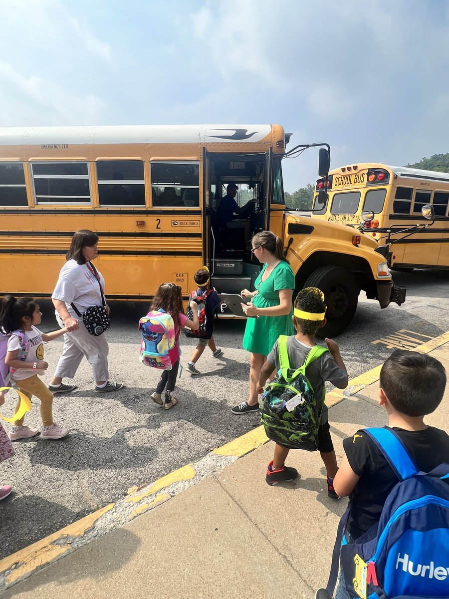 DrMeganBrown's tweet image. The first day of the ‘23-‘24 school year was a HUGE success!  We can’t wait to see the limitless learning that is sure to occur over the course of the next 10 months!  💙🧡💙🧡  #limitlesslearning