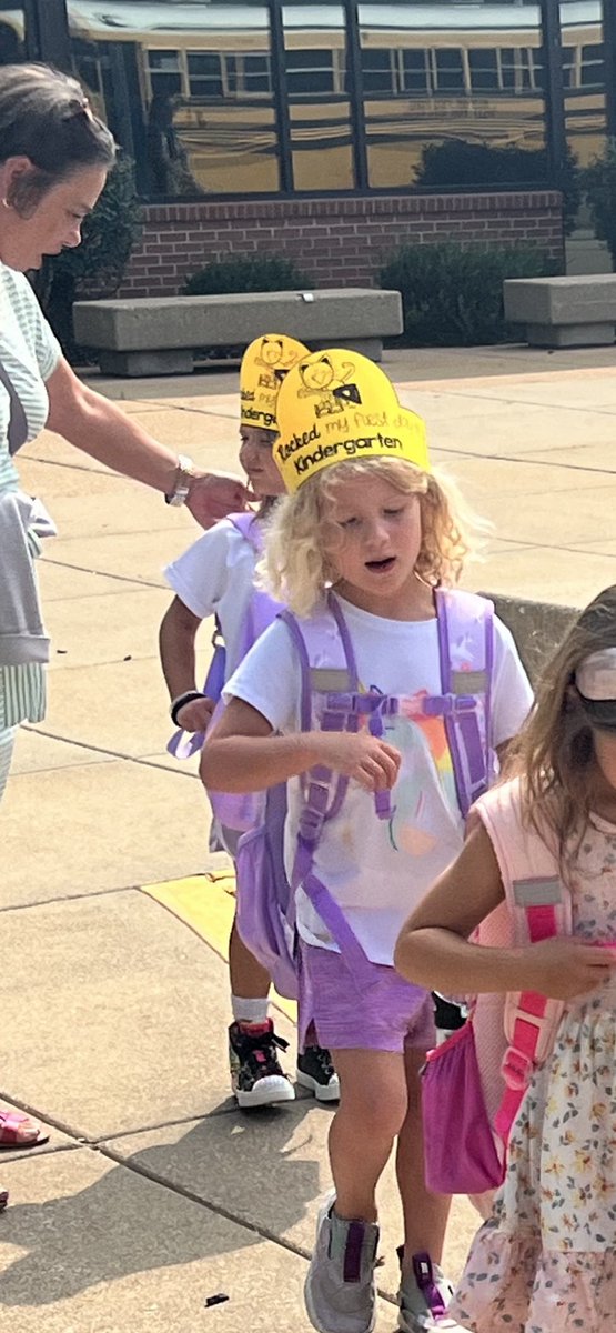 DrMeganBrown's tweet image. The first day of the ‘23-‘24 school year was a HUGE success!  We can’t wait to see the limitless learning that is sure to occur over the course of the next 10 months!  💙🧡💙🧡  #limitlesslearning