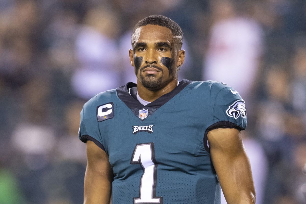 𝗧𝗥𝗘𝗡𝗗𝗜𝗡𝗚: #Eagles QB Jalen Hurts thought he broke his collarbone against the #Bears last season 'My shit's broke' he said when he got to the sideline. “My shoulder...I felt it. I just broke my collarbone again.' However, he refused to exit game. 'I'm not f*cking coming…