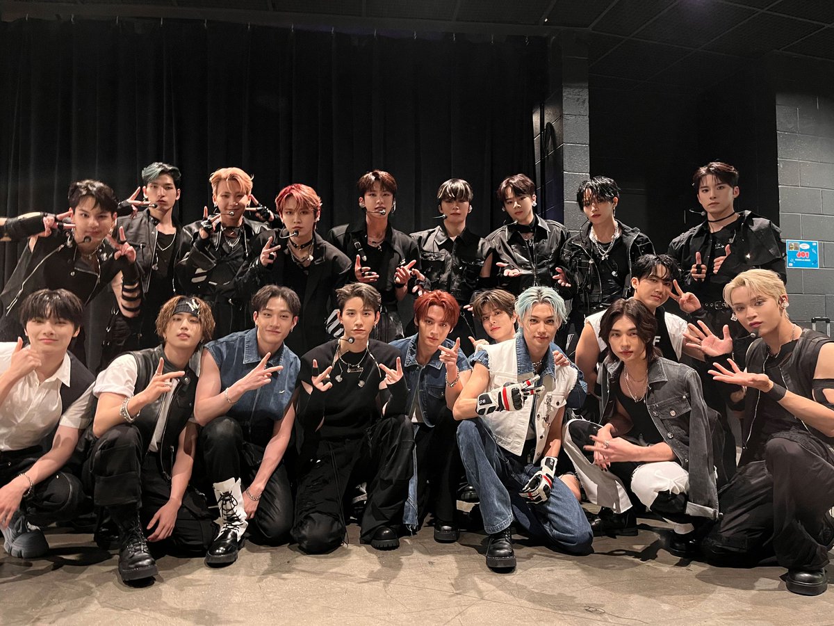 keaigo's tweet photo. We also met and had a chance to take a photo with Stray Kids-senpai there. 😆 Thank you for taking the photo with us! We were so excited to see you in person finally. It was a real pleasure to be with Stray Kids. https://t.co/2rYvUjBdl8
