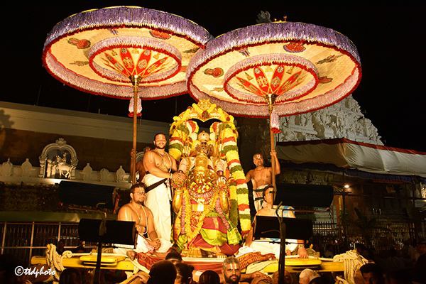 tirupati_info's tweet photo. Garuda Seva at Tirumala yesterday on the eve of Garuda panchami https://t.co/Zfa9O1P5w3