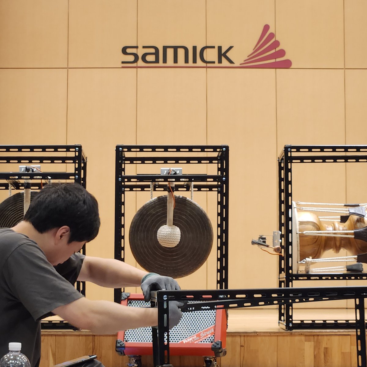 samickcf's tweet photo. 삼익아트홀 공연 준비 현장 
 -본 작품은 2023년 한국문화예술위원회 예술과기술융합지원사업의 지원을 받아 제작되었습니다.
 - "빛을 녹음하다,소리를 움직이다" - 

예매 문의 : https://t.co/o8exczQ2vB

#빛을녹음하다소리를움직이다 #키네틱아트 #사운드아트 #뉴미디어아트 #삼익아트홀 https://t.co/j5gjMsEI3l