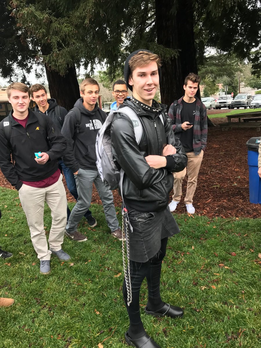 JRicket10's tweet photo. As it’s almost fantasy football season, here’s a throwback to me getting last in highschool. Please use this as motivation to draft better https://t.co/DwNsibTdcS