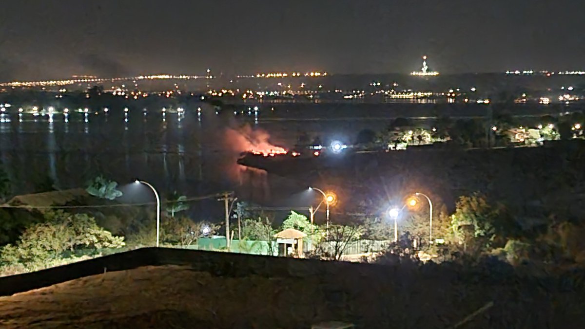 jlmpenedo's tweet photo. @cbm_df
Incêndio na reserva ao lago do condomínio Dom Bosco
https://t.co/vyWBh4v6jt https://t.co/KMrNpAYwVs