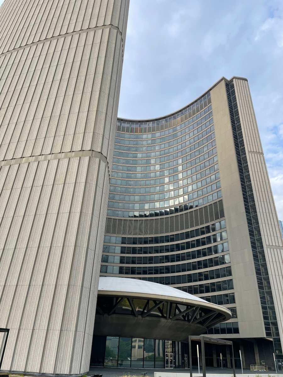 iamdecordiva's tweet photo. When I travel I often take time to check out some of the architecture of the area. This building in Toronto was spectacular. I loved the kind of "space ship" building that is nestled in between the two towers. It really is a work of art. #architecture @toronto #building https://t.co/FDO5imXMsg