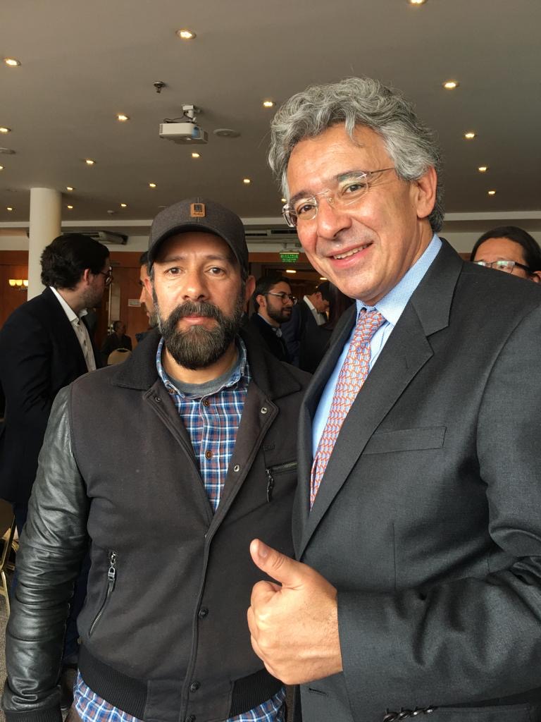 SARGENTOCHALA's tweet photo. Que hay detrás de está reunión, acaso las manifestaciones en contra del Gobierno del Presidente @petrogustavo se están coordinando con personal activo de la misma fuerza pública, estos son los cuatro Coroneles que están adelantando curso de altos estudios militares “CAEM 2023” para ascenso al grado de Brigadier General, reunidos con los oficiales en retiro que en cabeza del General (R) Eduardo ZAPATEIRO, lideran las marchas.

Coroneles:

CR. Juan Rendon Perez.
CR. Alex Tarazona Zambrano.
CR. Jhony Bautista Beltrán.
CR. Cesar Martínez Páez.