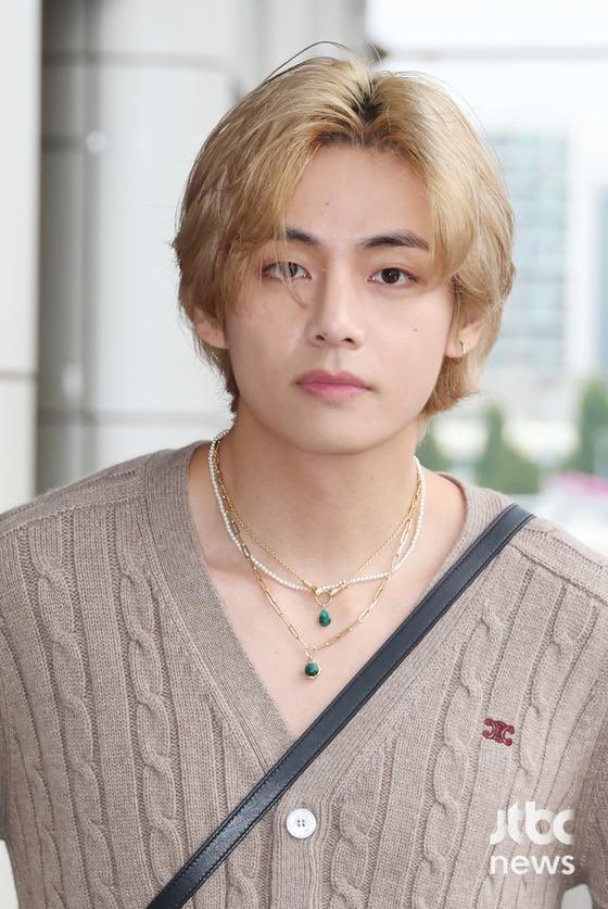 btspicstwt_'s tweet photo. [📸 PHOTOS] 

#V at the ICN airport for departure to Japan 🛫🇯🇵 (5)

[source: k-media] https://t.co/U2UeqAPLJL