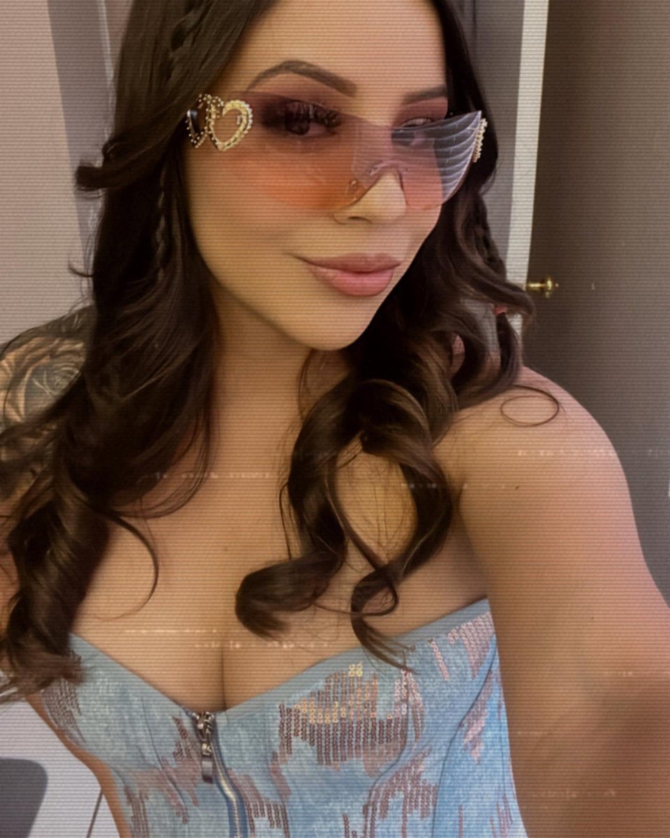 Rosaannee_'s tweet photo. Bichota season 🎀🌸🩷🌈🦋✨🫶🏻 @karolg #Mañanaserabonito #Mañanaserabonitotour #Bichotaseason https://t.co/ZOLTIQZ5pZ