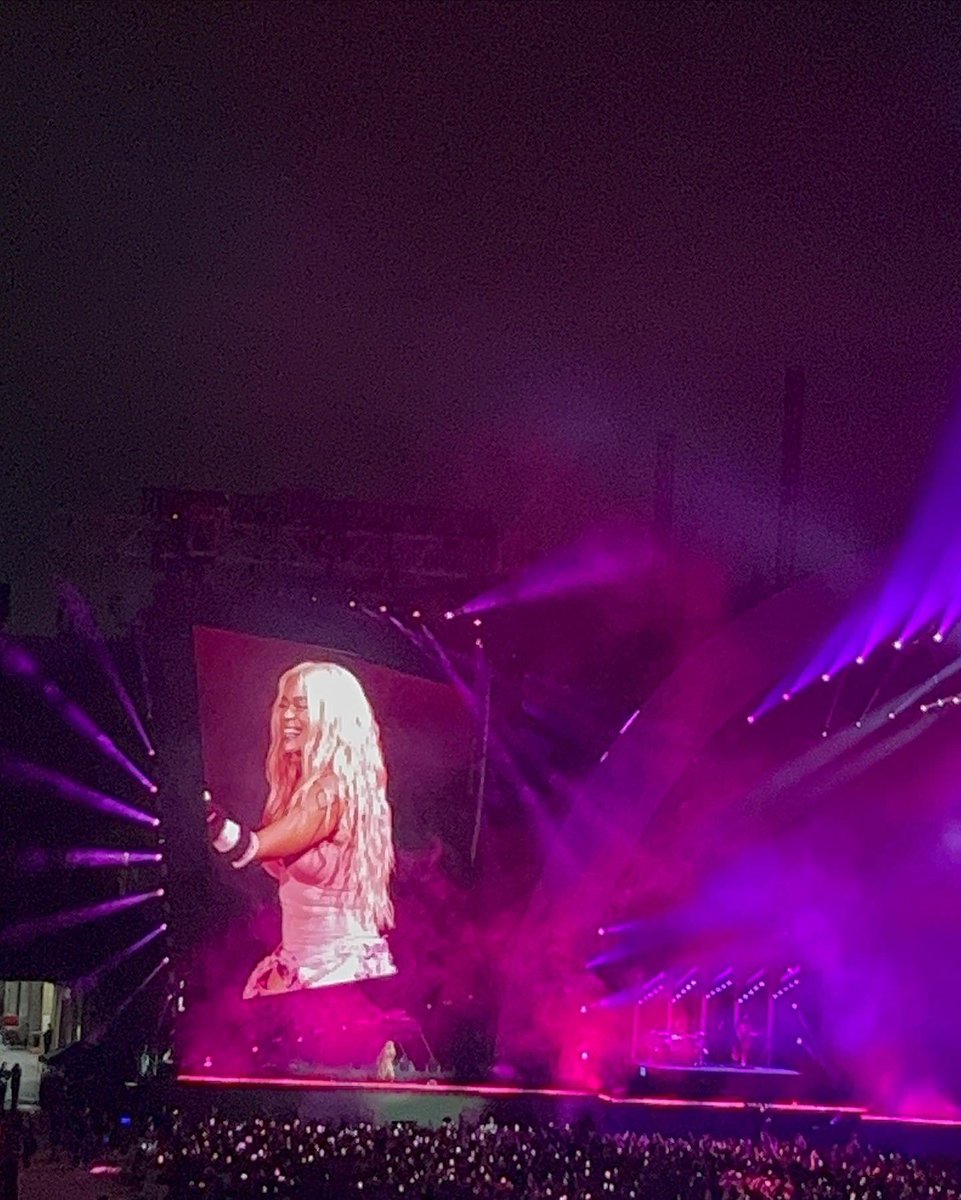 Rosaannee_'s tweet photo. Bichota season 🎀🌸🩷🌈🦋✨🫶🏻 @karolg #Mañanaserabonito #Mañanaserabonitotour #Bichotaseason https://t.co/ZOLTIQZ5pZ