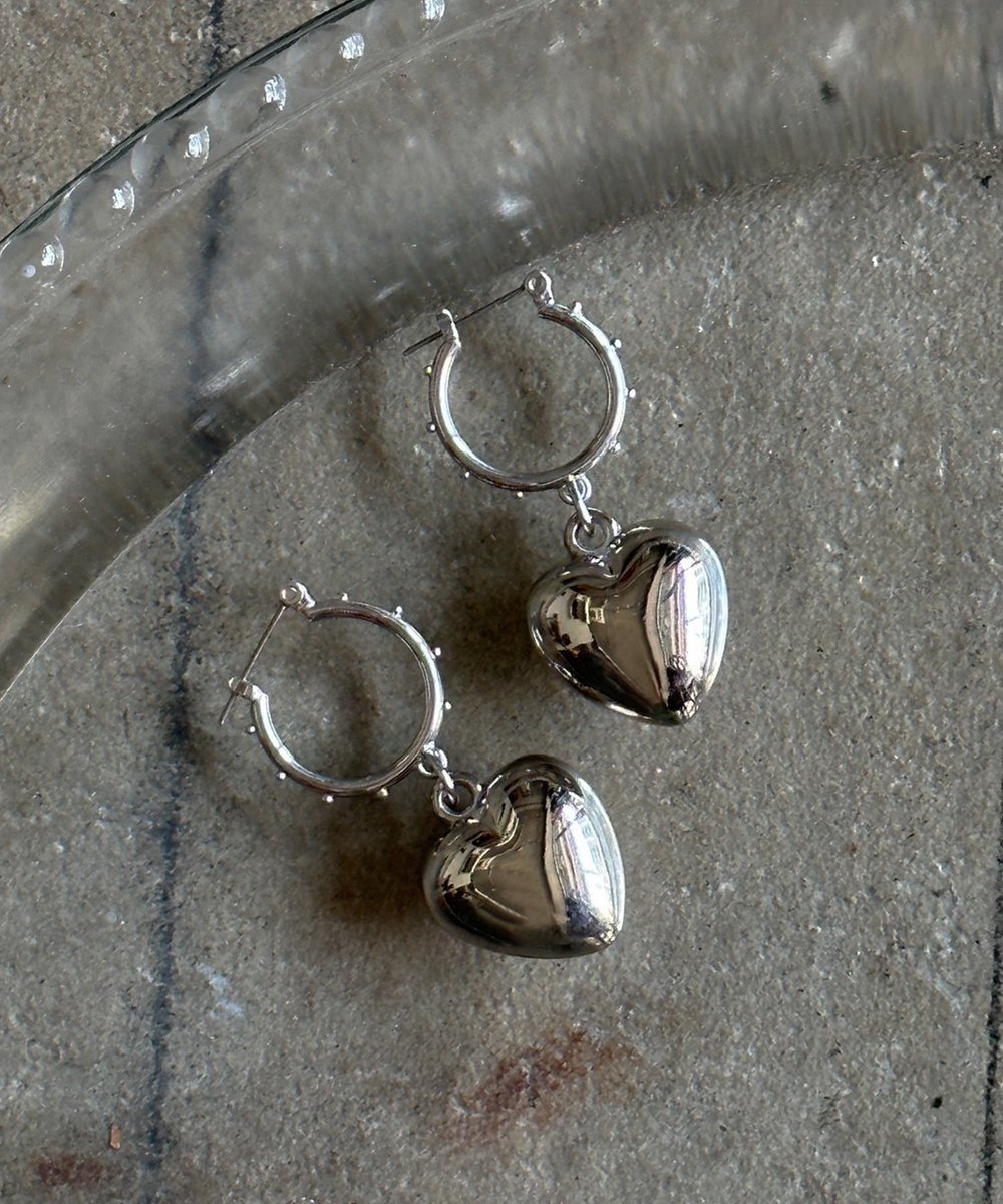 gvgv_official's tweet photo. ✓HEART HOOP PIERCED EARRINGS
ドット付きフープが印象的なハートピアス。ぷっくりとしたハートパーツがスタイリッシュな雰囲気のピアス。
単品では勿論、同シリーズのネックレスやブレスレットとのスタイリングもおすすめです♡
https://t.co/oozdXKNVUF
#gvgv https://t.co/gLohSRBcou