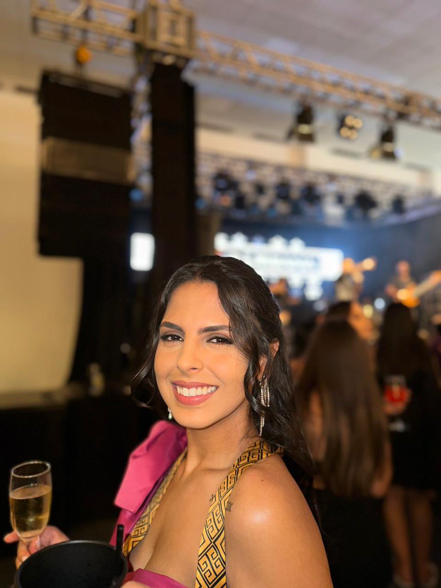 laudaresjulia's tweet photo. Festa de formatura 🫶🏽 https://t.co/5yV1YQJhAQ